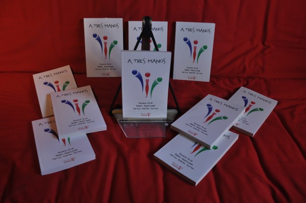 A TRES MANOS.JPG